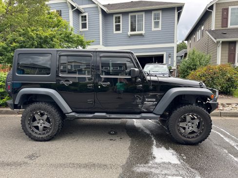 Used 2015 Jeep Wrangler Unlimited Sport w/ Max Tow Package AWD/4WD image 1
