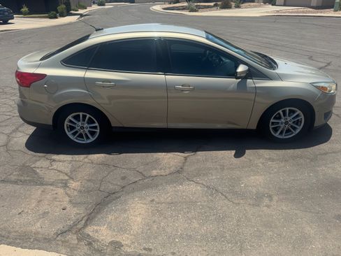 Used 2015 Ford Focus SE FWD image 9