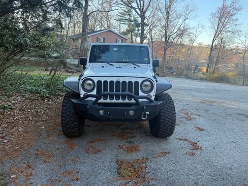 Used 2018 Jeep Wrangler Unlimited Rubicon w/ Connectivity Group image 5