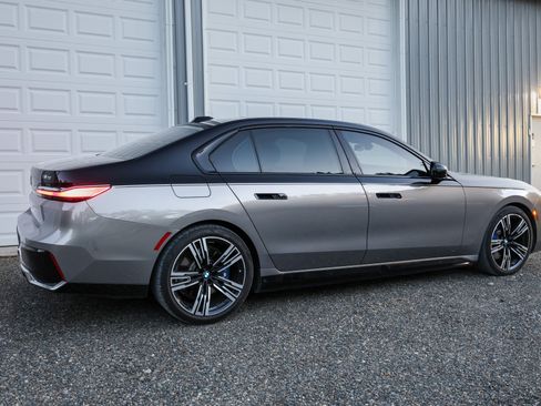 Used 2023 BMW i7 xDrive60 AWD/4WD image 6