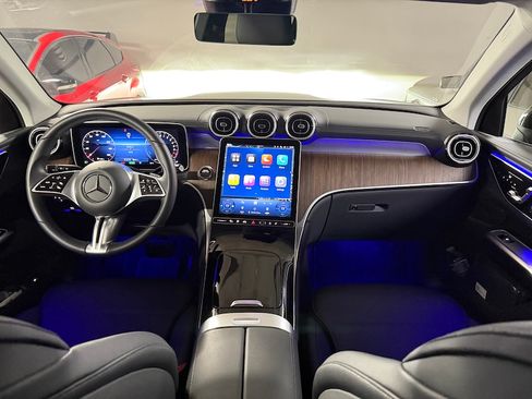 Used 2025 Mercedes-Benz GLC 350e 4MATIC image 9