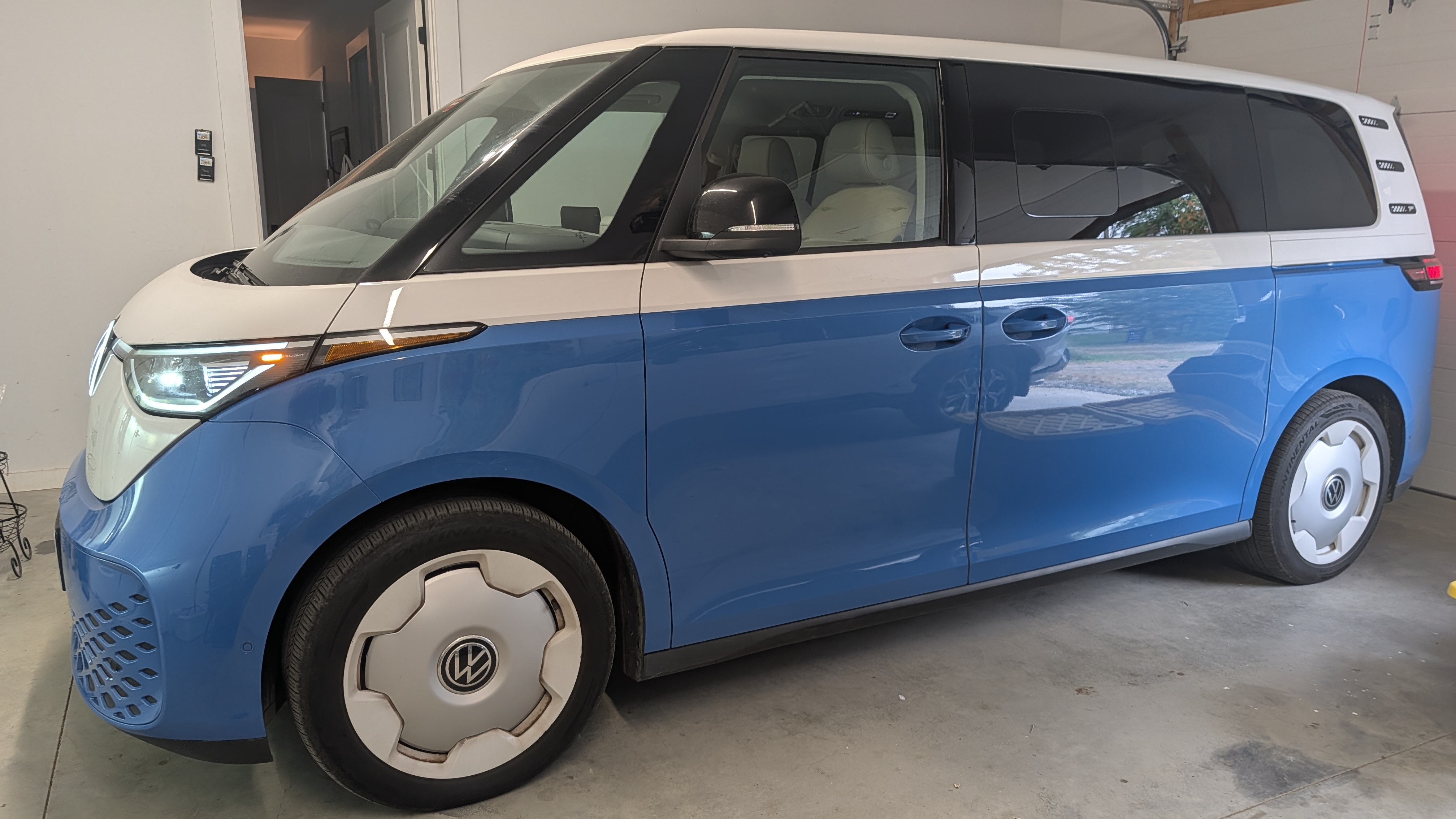 Used 2025 Volkswagen ID. Buzz 1st Edition AWD/4WD image 4