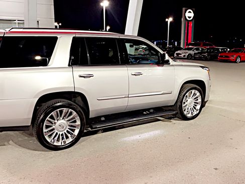 Used 2019 Cadillac Escalade Platinum image 17