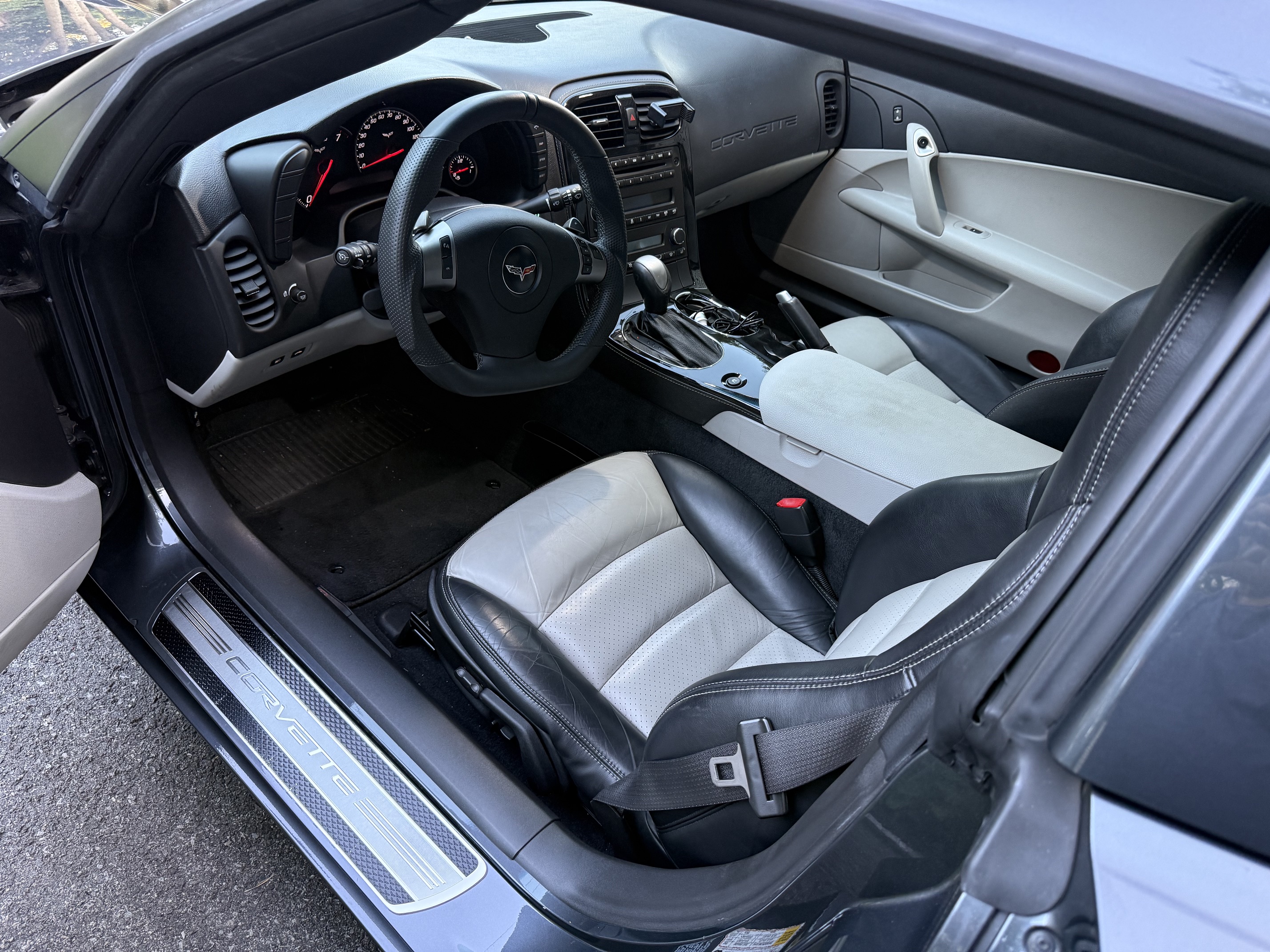 Used 2009 Chevrolet Corvette Coupe w/ LPO, GCA Exterior Package RWD image 2