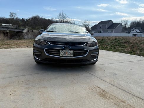 Used 2018 Chevrolet Malibu LT image 2