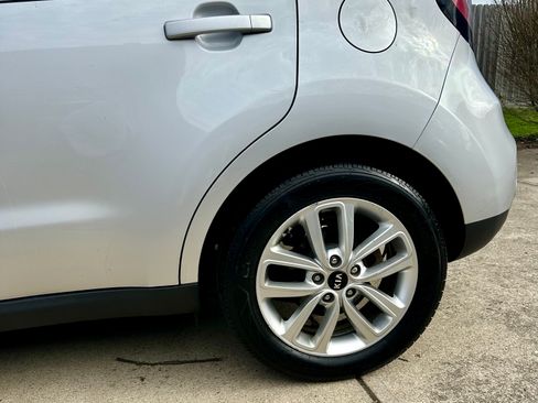 Used 2017 Kia Soul + image 9