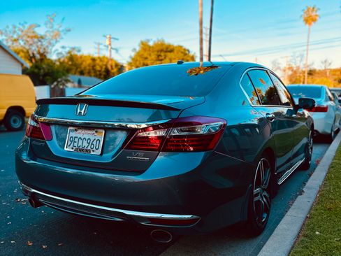 Used 2017 Honda Accord Touring image 8