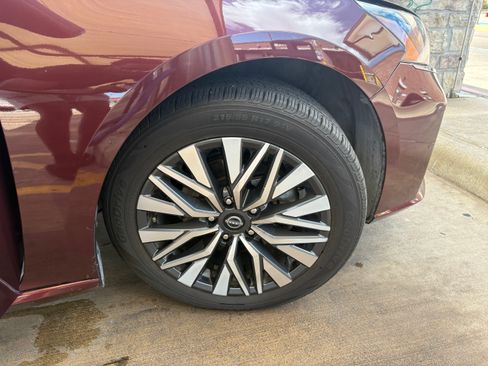Used 2024 Nissan Altima 2.5 SV FWD image 9