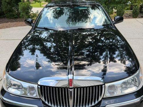 Used 1998 Lincoln Town Car Signature RWD image 2