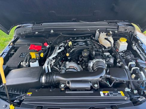 Used 2023 Jeep Gladiator Sport image 11