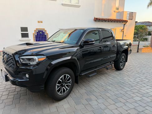 Used 2022 Toyota Tacoma TRD Sport w/ Technology Package image 2