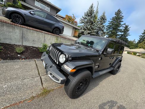 Used 2019 Jeep Wrangler Unlimited Sahara w/ Uconnect 4C Nav & Sound Group image 16