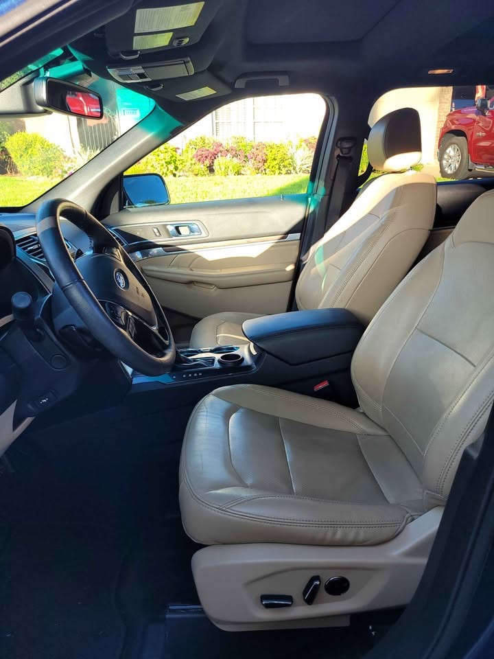 Used 2017 Ford Explorer Limited w/ Equipment Group 301A FWD image 6