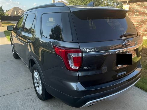Used 2017 Ford Explorer XLT w/ Equipment Group 202A FWD image 5