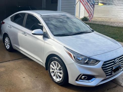 Used 2022 Hyundai Accent FWD image 1
