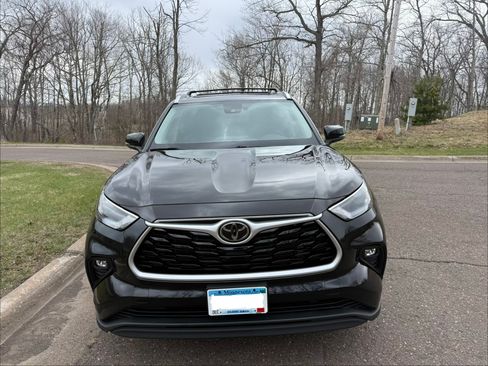 Used 2022 Toyota Highlander XLE AWD/4WD image 4