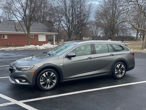 Used 2019 Buick Regal Essence w/ Driver Confidence Package I image 2