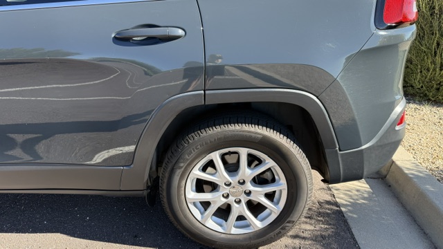 Used 2018 Jeep Cherokee Latitude Plus w/ Cold Weather Group AWD/4WD image 18