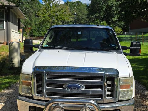 Used 2010 Ford F250 Lariat image 9