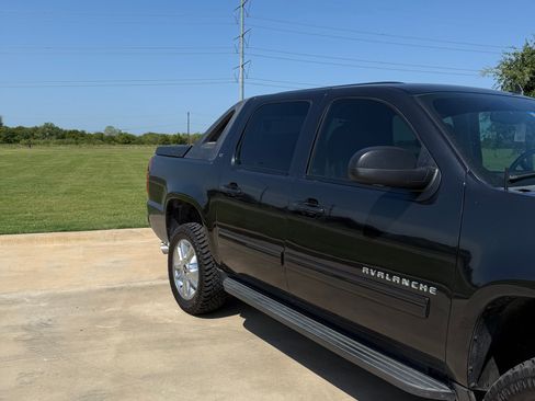 Used 2010 Chevrolet Avalanche LT w/ Luxury Package image 12