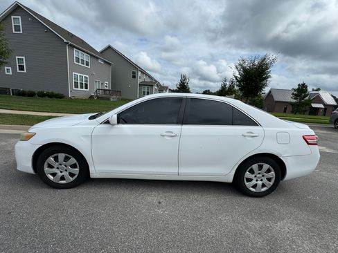 Used 2011 Toyota Camry LE FWD image 25