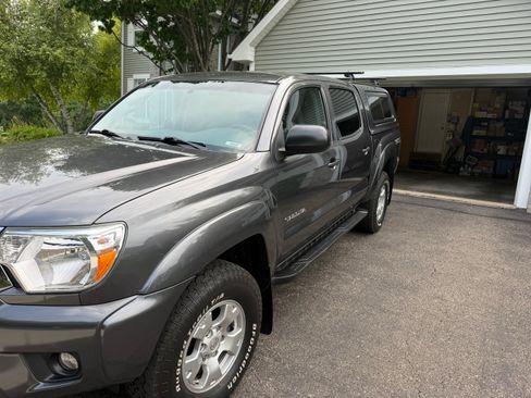 Used 2015 Toyota Tacoma 4x4 Double Cab w/ TRD Off-Road Package image 2