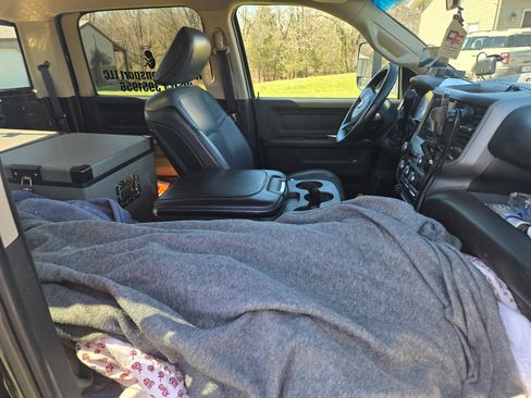 Used 2020 RAM 2500 Tradesman w/ Chrome Appearance Group image 8