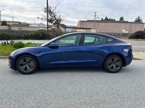 Used 2023 Tesla Model 3 Standard Range image 4