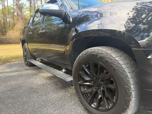 Used 2013 Chevrolet Avalanche LTZ image 6