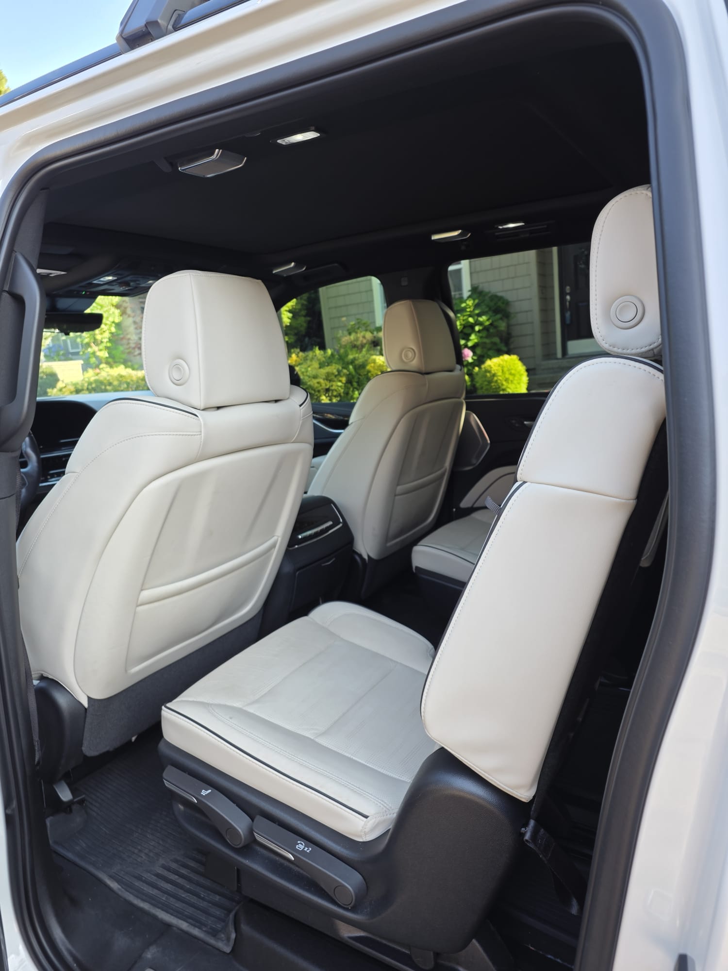 Used 2022 Cadillac Escalade ESV Sport w/ Touring Package AWD/4WD image 10