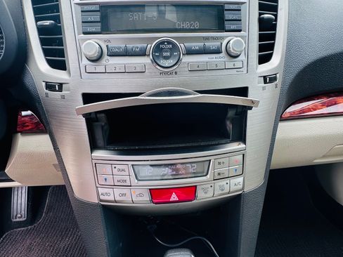 Used 2011 Subaru Outback 2.5i Limited w/ PWR Moonroof Pkg AWD/4WD image 9