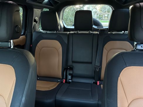 Used 2024 Land Rover Defender 110 X-Dynamic SE image 6