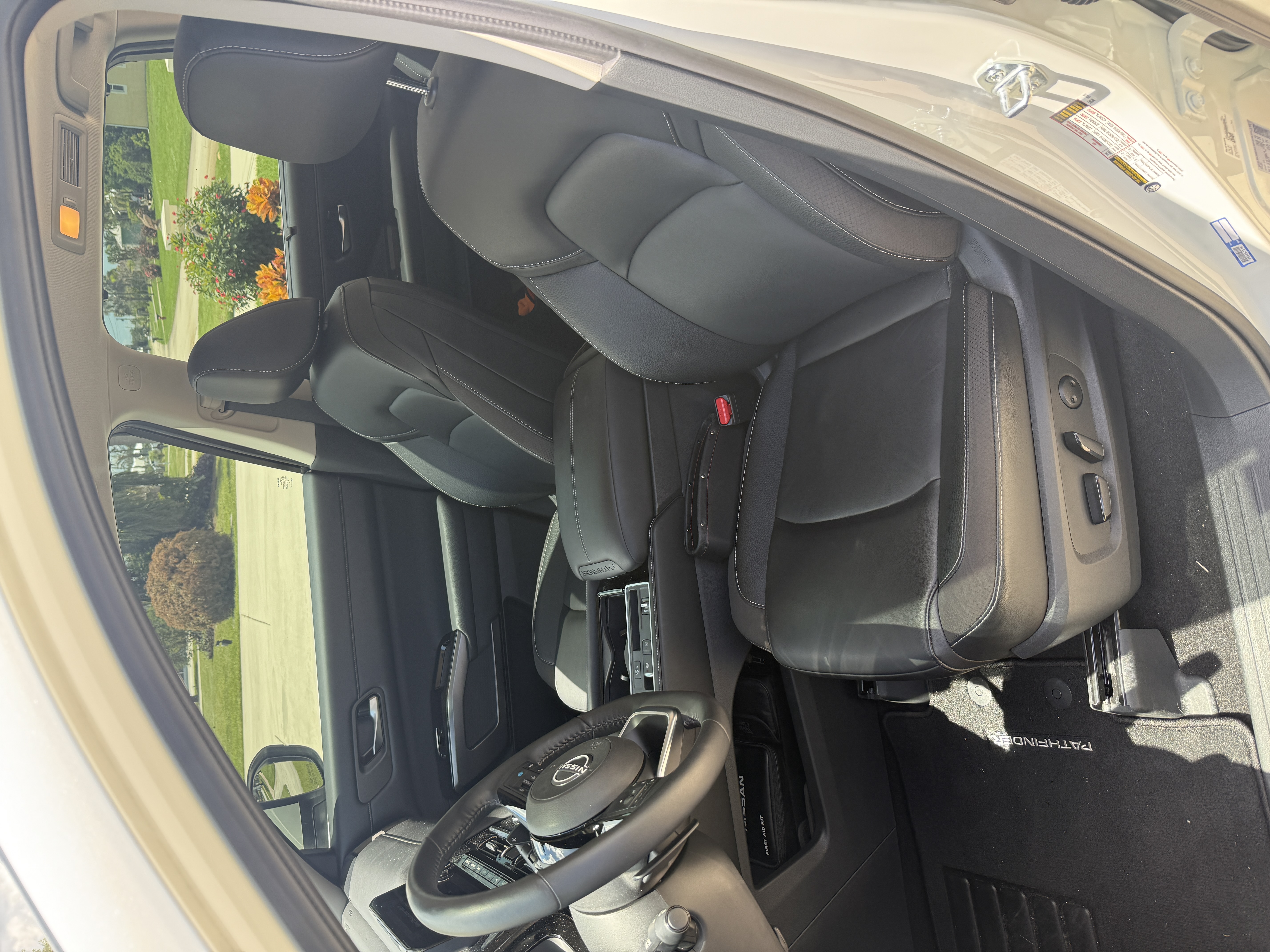 Used 2024 Nissan Pathfinder SL FWD image 12