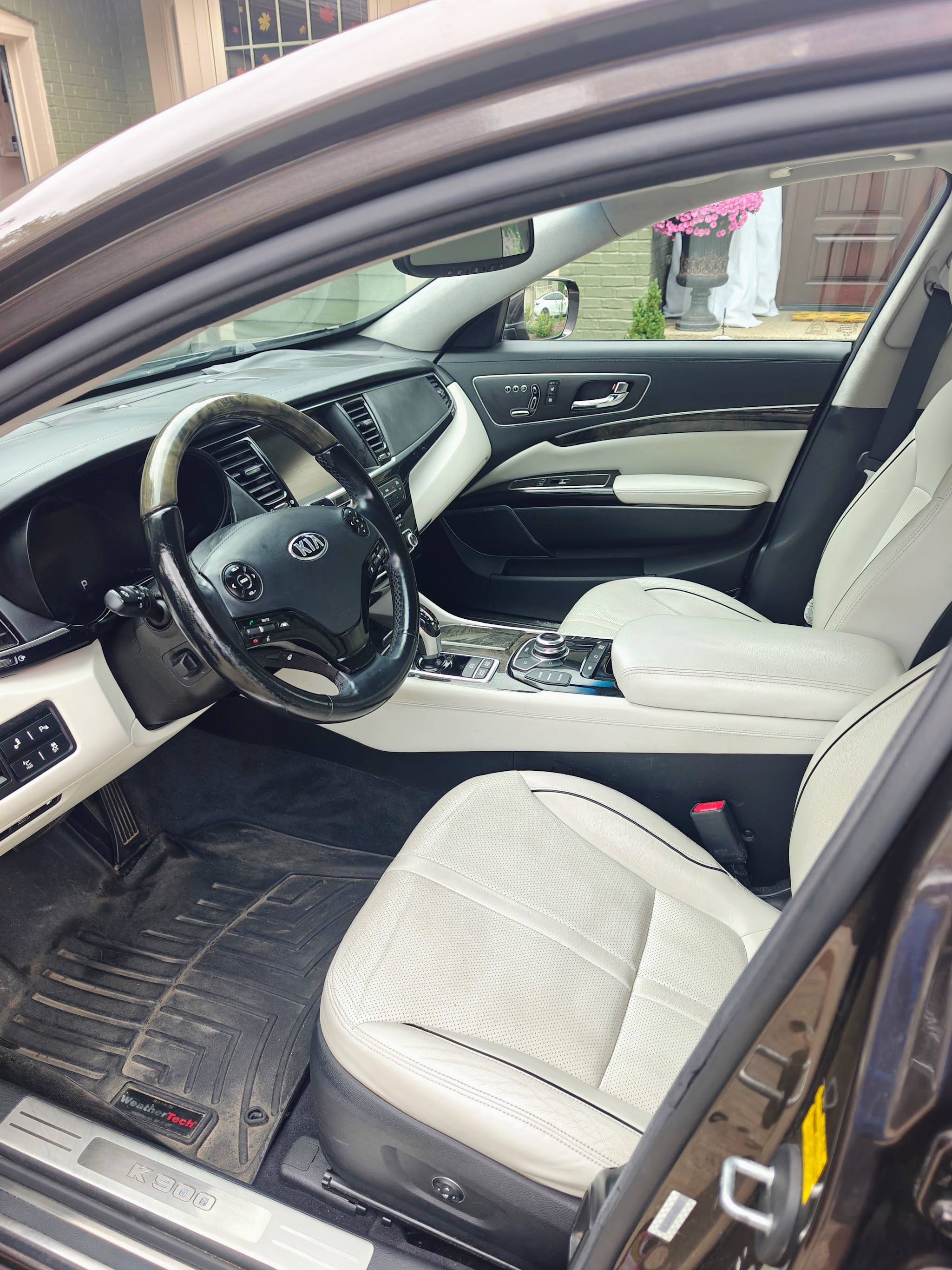 Used 2015 Kia K900 Luxury w/ VIP Package (Discontinued) RWD image 11