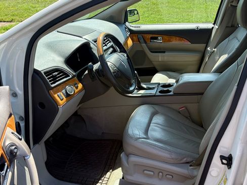 Used 2013 Lincoln MKX FWD w/ Wood Pkg image 9
