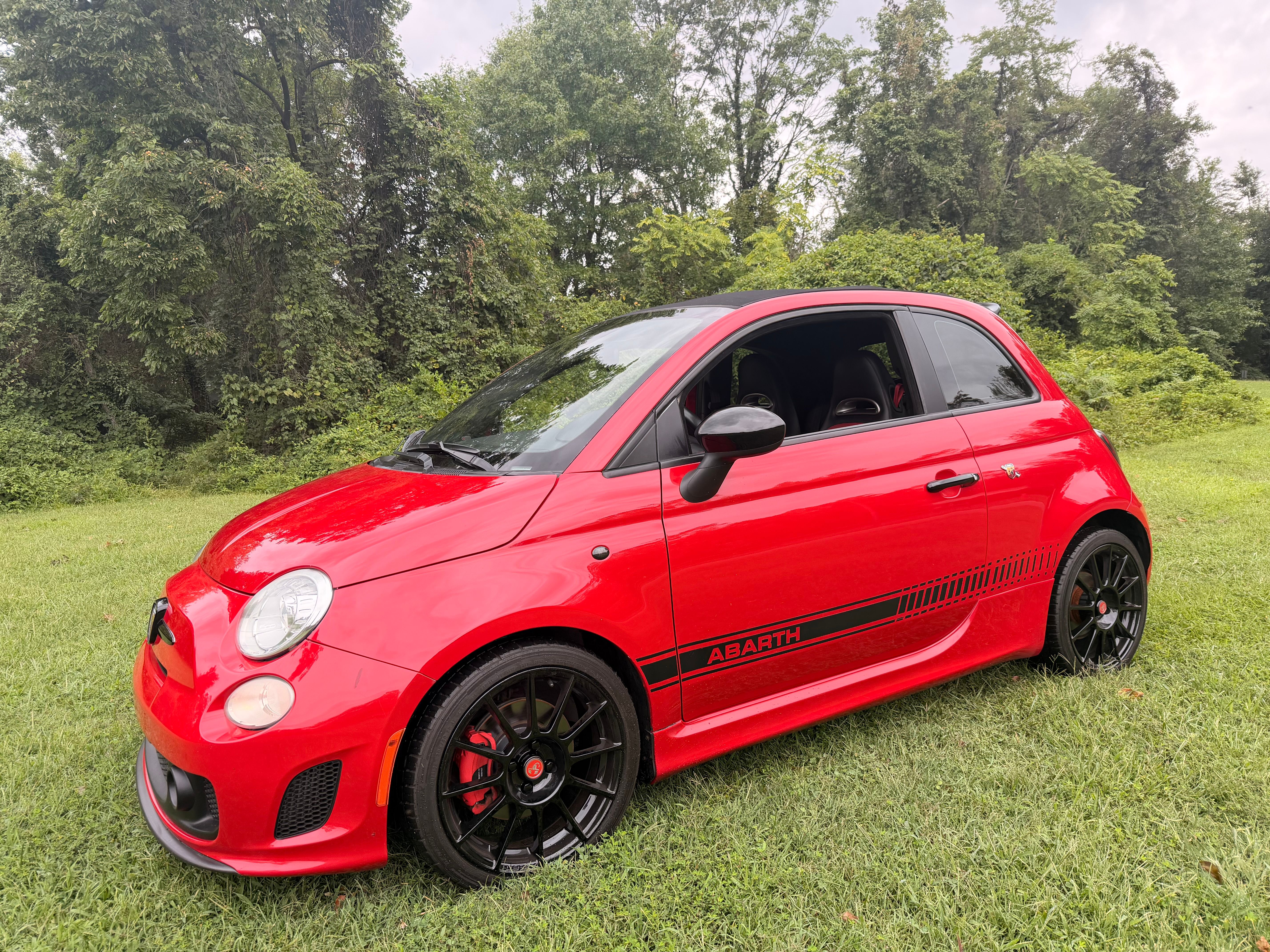 Used 2013 FIAT 500 Abarth w/ Beats Audio Pkg FWD image 1