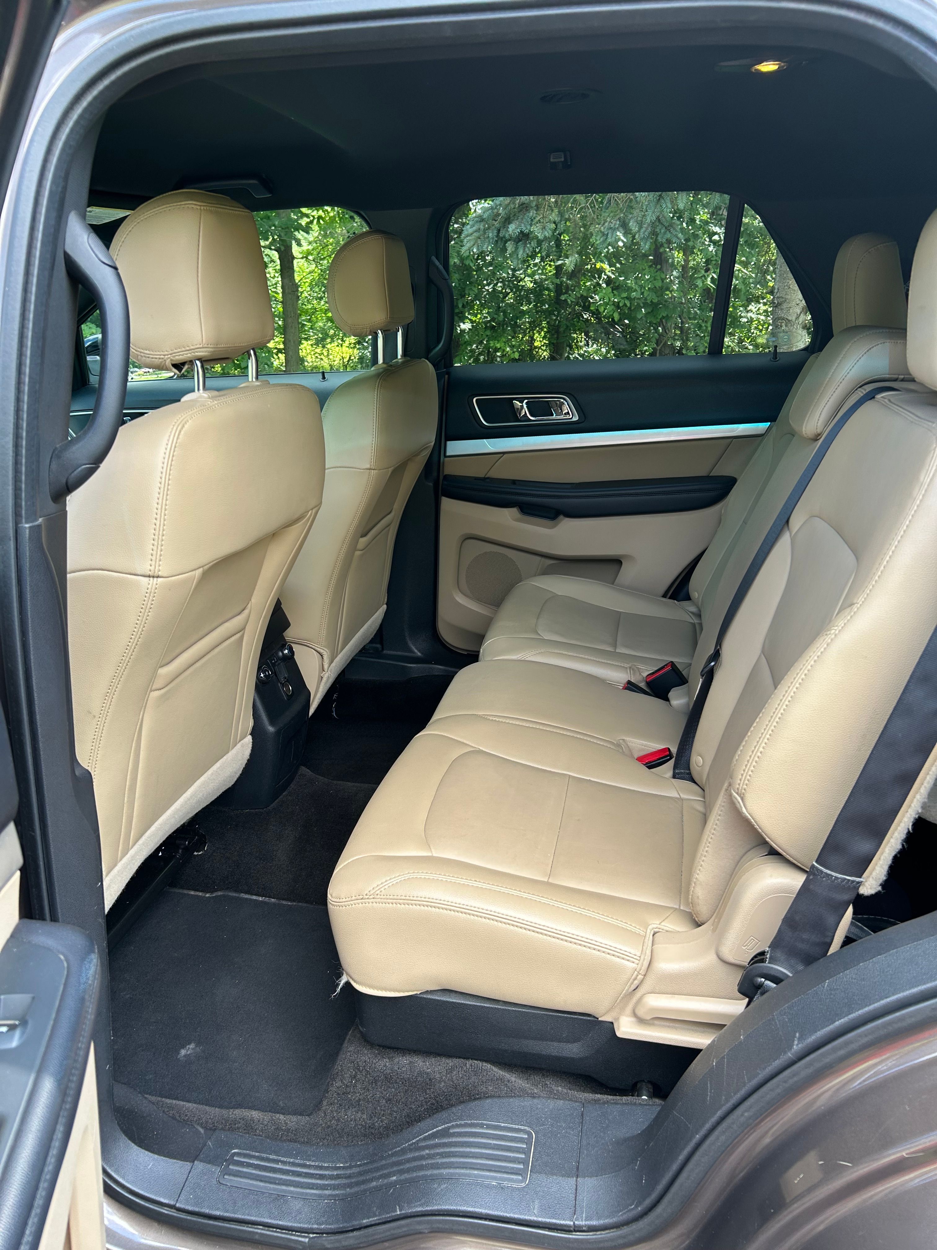 Used 2016 Ford Explorer XLT w/ Equipment Group 202A AWD/4WD image 11
