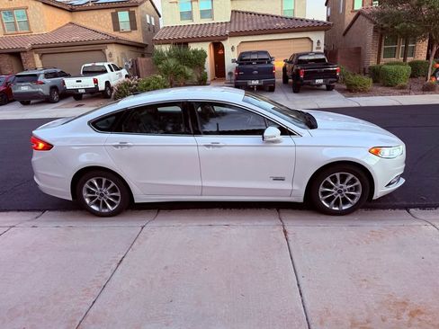 Used 2017 Ford Fusion Energi SE image 2