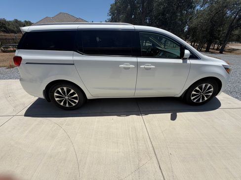 Used 2018 Kia Sedona SX FWD image 2