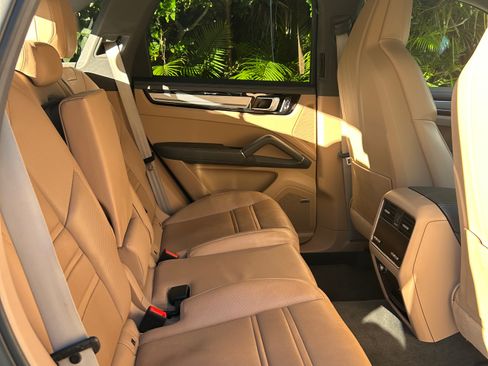 Used 2023 Porsche Cayenne Platinum Edition image 14