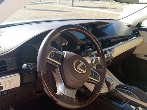 Used 2018 Lexus ES 350 w/ Luxury Package w/Wood Trim image 13