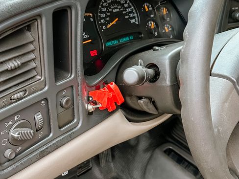 Used 2004 Chevrolet Silverado 2500 W/T w/ Skid Plate Package AWD/4WD image 25