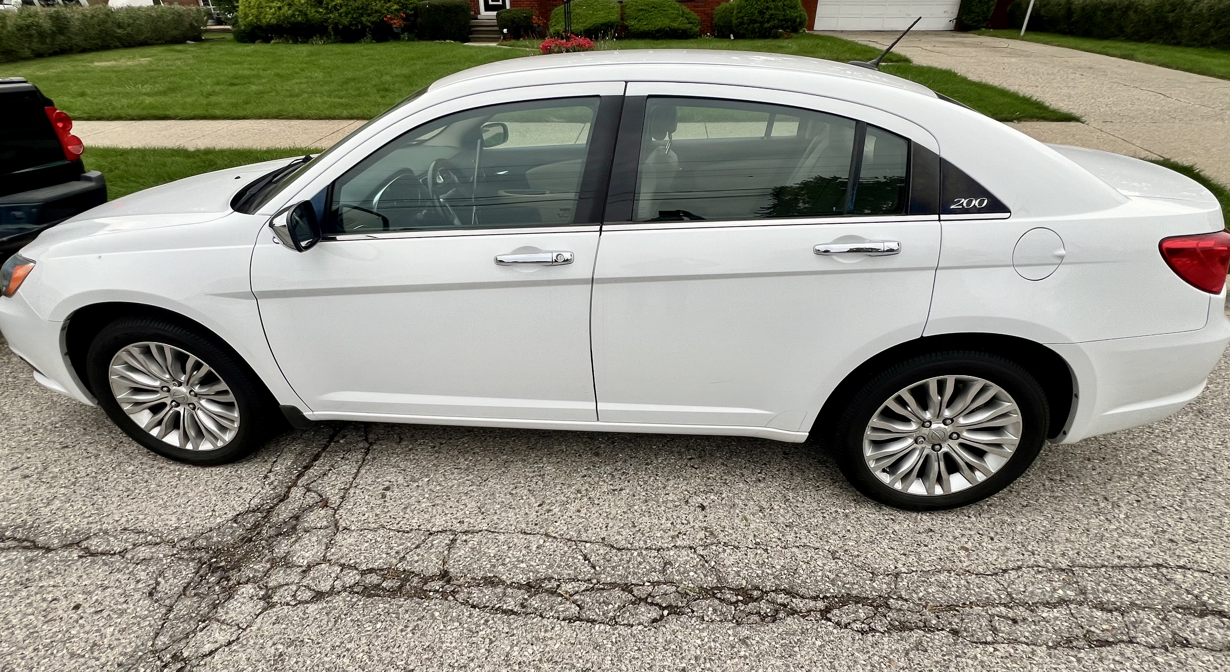 Used 2011 Chrysler 200 Limited FWD image 5