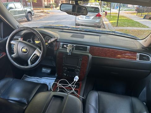 Used 2014 Chevrolet Suburban LTZ image 19