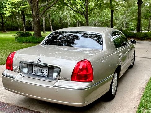 Used 2005 Lincoln Town Car Signature RWD image 15