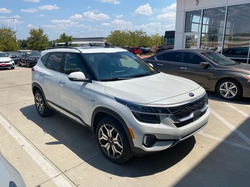 Used 2021 Kia Seltos SX w/ SX Sunroof Package AWD/4WD image 4