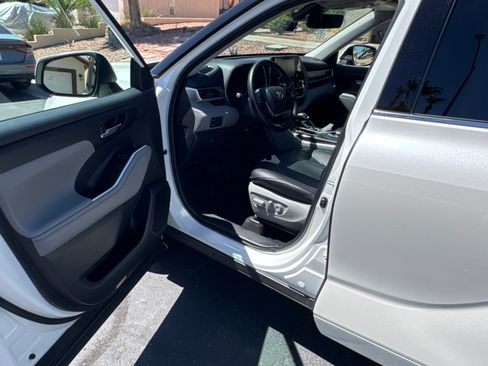 Used 2021 Toyota Highlander XLE FWD image 6