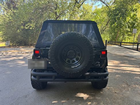 Used 2012 Jeep Wrangler Unlimited Sahara w/ Connectivity Group AWD/4WD image 4
