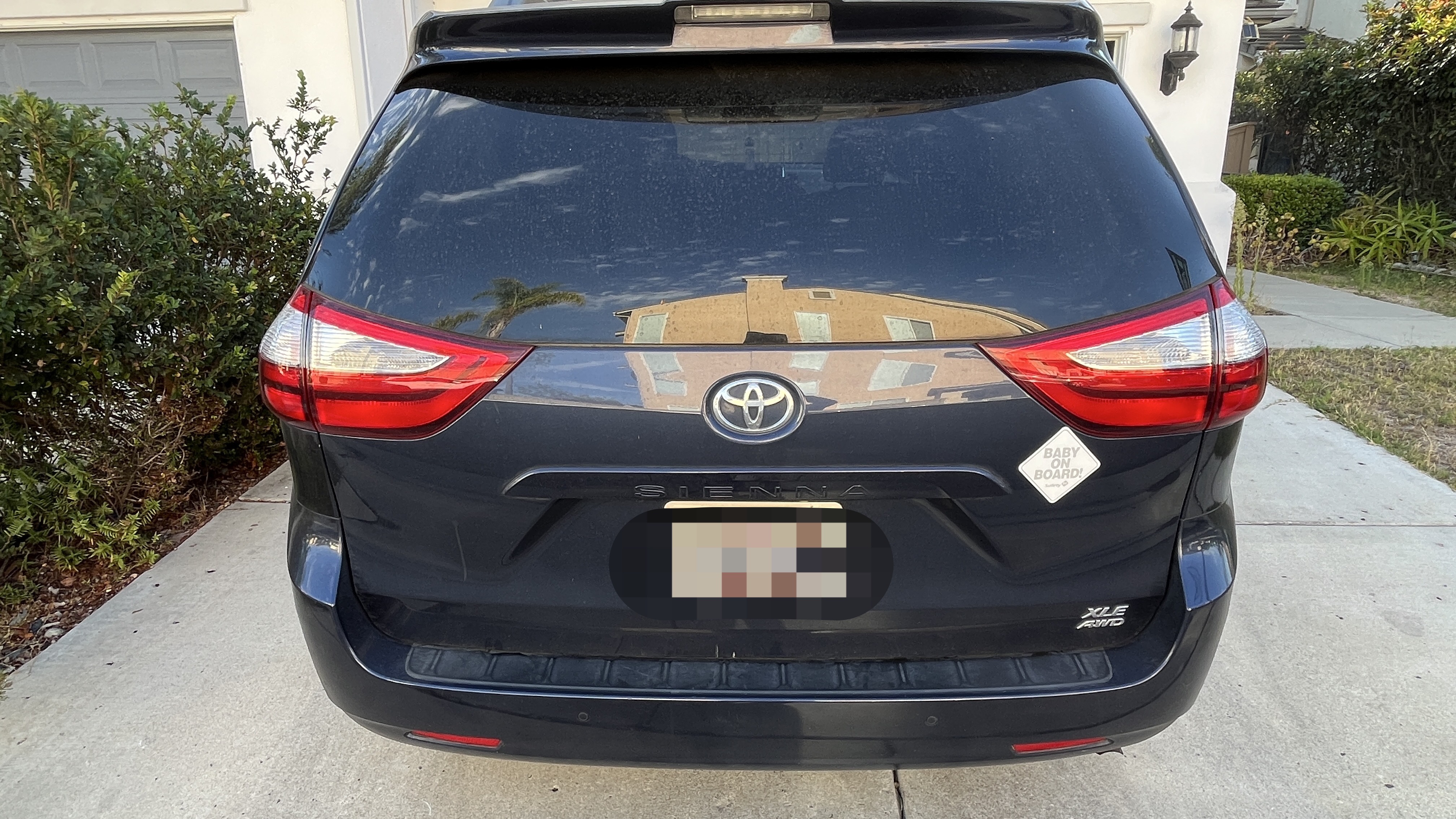 Used 2018 Toyota Sienna XLE w/ XLE Navigation Package AWD/4WD image 2