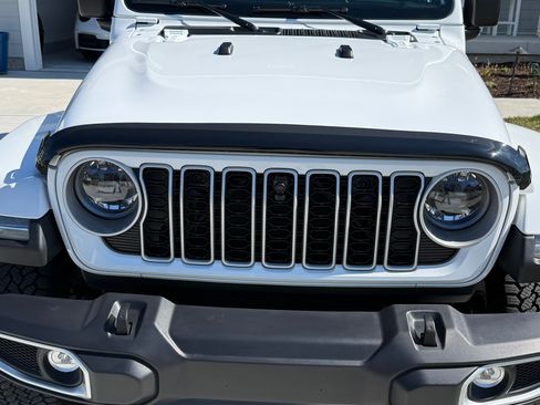 Used 2024 Jeep Wrangler Unlimited Sahara w/ Technology Group image 4